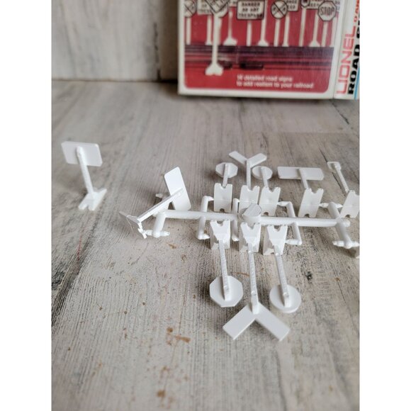 Lionel 0 and 027 Gauge Road Signs train accessory set - Picture 6 of 8